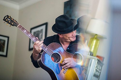 MIKAELA MACKENZIE / WINNIPEG FREE PRESS

Roots rock performer Mark Reeves poses for a portrait in his home in Winnipeg on Monday, July 27, 2020. For Dave Sanderson story.
Winnipeg Free Press 2020.