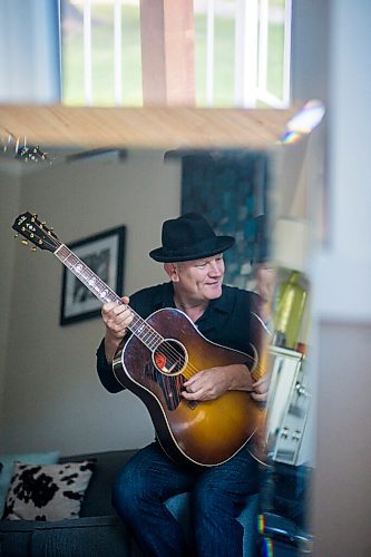 MIKAELA MACKENZIE / WINNIPEG FREE PRESS

Roots rock performer Mark Reeves poses for a portrait in his home in Winnipeg on Monday, July 27, 2020. For Dave Sanderson story.
Winnipeg Free Press 2020.