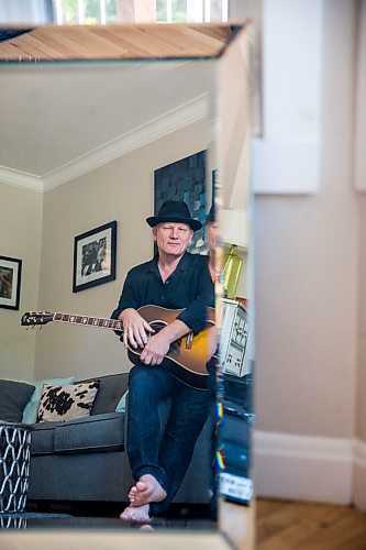 MIKAELA MACKENZIE / WINNIPEG FREE PRESS

Roots rock performer Mark Reeves poses for a portrait in his home in Winnipeg on Monday, July 27, 2020. For Dave Sanderson story.
Winnipeg Free Press 2020.