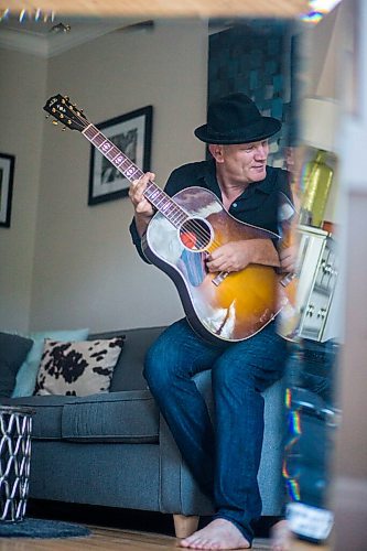 MIKAELA MACKENZIE / WINNIPEG FREE PRESS

Roots rock performer Mark Reeves poses for a portrait in his home in Winnipeg on Monday, July 27, 2020. For Dave Sanderson story.
Winnipeg Free Press 2020.