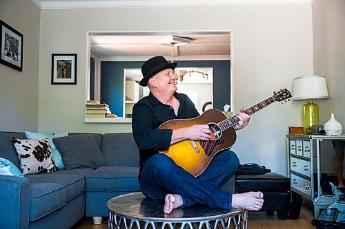 MIKAELA MACKENZIE / WINNIPEG FREE PRESS

Roots rock performer Mark Reeves poses for a portrait in his home in Winnipeg on Monday, July 27, 2020. For Dave Sanderson story.
Winnipeg Free Press 2020.