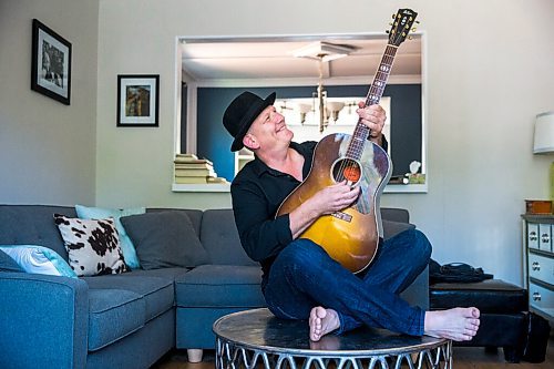 MIKAELA MACKENZIE / WINNIPEG FREE PRESS

Roots rock performer Mark Reeves poses for a portrait in his home in Winnipeg on Monday, July 27, 2020. For Dave Sanderson story.
Winnipeg Free Press 2020.