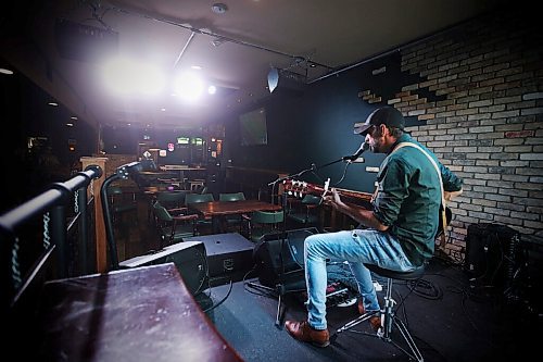 JOHN WOODS / WINNIPEG FREE PRESS
Curtis Newton performs at The Toad Monday, July 27, 2020. 

Reporter:Koncan