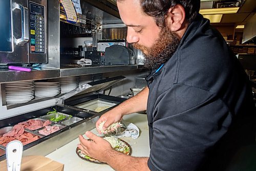 JESSE BOILY  / WINNIPEG FREE PRESS
Giorgo Kodalonis, whos worked in the family business since he was 13, prepares a pizza at Dals Restaurant and Lounge in Transcona on Wednesday. Wednesday, July 29, 2020.
Reporter: Allison