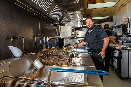 JESSE BOILY  / WINNIPEG FREE PRESS
Giorgo Kodalonis, whos worked in the family business since he was 13, cooks some chicken at Dals Restaurant and Lounge in Transcona on Wednesday. Wednesday, July 29, 2020.
Reporter: Allison