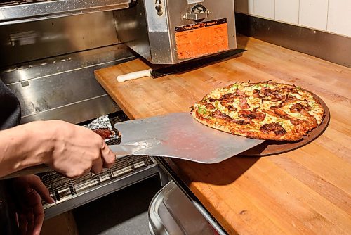 JESSE BOILY  / WINNIPEG FREE PRESS
Alicia Farr takes a pizza out of the oven at Dals Restaurant and Lounge in Transcona on Wednesday. Wednesday, July 29, 2020.
Reporter: Allison