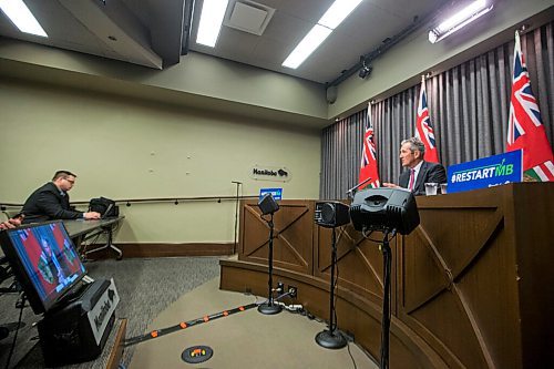 MIKAELA MACKENZIE / WINNIPEG FREE PRESS

Premier Brian Pallister speaks to the media about the Risk Recognition Program at the Manitoba Legislative Building in Winnipeg on Wednesday, July 29, 2020. For Larry Kusch story.
Winnipeg Free Press 2020.