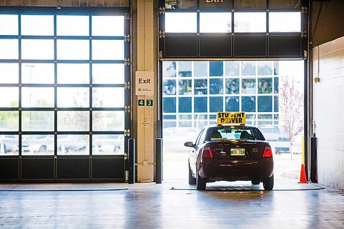 MIKAELA MACKENZIE / WINNIPEG FREE PRESS

Examiner Yuri Yermilov and Diego Gilon head out on a driving test in Winnipeg on Wednesday, July 29, 2020. For Danielle Da Silva story.
Winnipeg Free Press 2020.