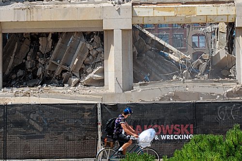 JESSE BOILY  / WINNIPEG FREE PRESS
Demolition takes place on the old previous Public Works building on Thursday. Thursday, July 30, 2020.
Reporter: STANDUP