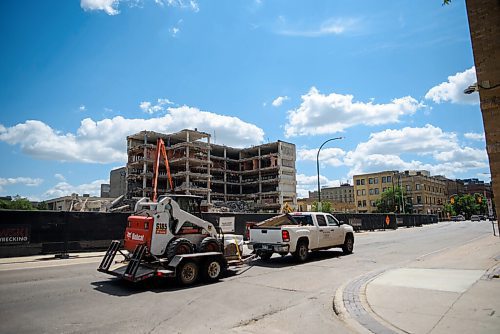 JESSE BOILY  / WINNIPEG FREE PRESS
Demolition takes place on the old previous Public Works building on Thursday. Thursday, July 30, 2020.
Reporter: STANDUP