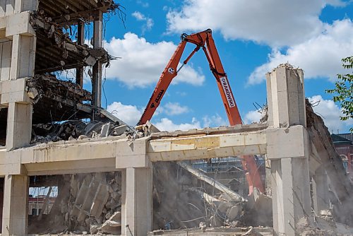 JESSE BOILY  / WINNIPEG FREE PRESS
Demolition takes place on the old previous Public Works building on Thursday. Thursday, July 30, 2020.
Reporter: STANDUP