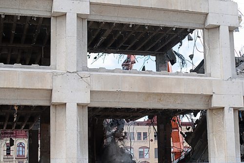 JESSE BOILY  / WINNIPEG FREE PRESS
Demolition takes place on the old previous Public Works building on Thursday. Thursday, July 30, 2020.
Reporter: STANDUP