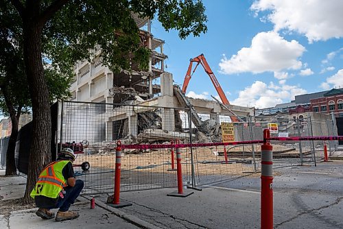 JESSE BOILY  / WINNIPEG FREE PRESS
Demolition takes place on the old previous Public Works building on Thursday. Thursday, July 30, 2020.
Reporter: STANDUP