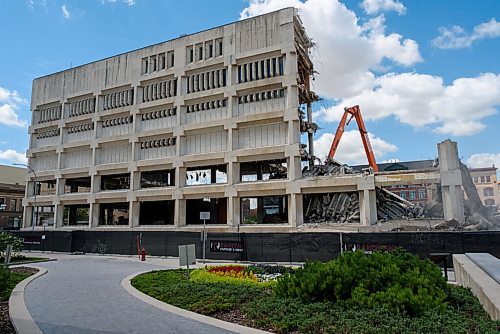 JESSE BOILY  / WINNIPEG FREE PRESS
Demolition takes place on the old previous Public Works building on Thursday. Thursday, July 30, 2020.
Reporter: STANDUP