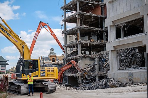 JESSE BOILY  / WINNIPEG FREE PRESS
Demolition takes place on the old previous Public Works building on Thursday. Thursday, July 30, 2020.
Reporter: STANDUP