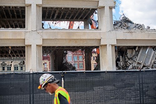 JESSE BOILY  / WINNIPEG FREE PRESS
Demolition takes place on the old previous Public Works building on Thursday. Thursday, July 30, 2020.
Reporter: STANDUP