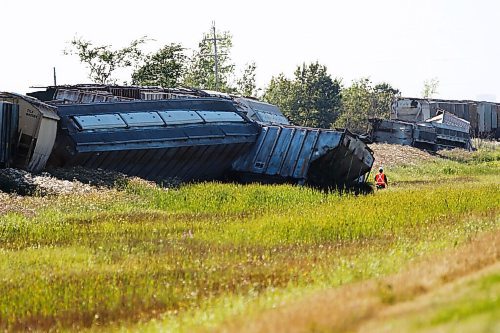 JOHN WOODS / WINNIPEG FREE PRESS
CN crews attend to a derailment on the line just east of Deacons corner Thursday, July 30, 2020. 

Reporter: ?