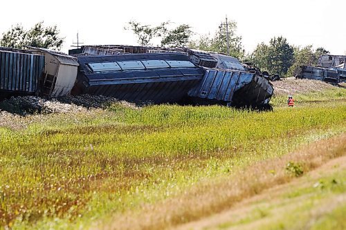 JOHN WOODS / WINNIPEG FREE PRESS
CN crews attend to a derailment on the line just east of Deacons corner Thursday, July 30, 2020. 

Reporter: ?