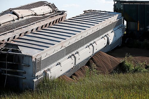 JOHN WOODS / WINNIPEG FREE PRESS
CN crews attend to a derailment on the line just east of Deacons corner Thursday, July 30, 2020. 

Reporter: ?