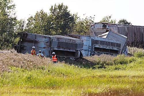 JOHN WOODS / WINNIPEG FREE PRESS
CN crews attend to a derailment on the line just east of Deacons corner Thursday, July 30, 2020. 

Reporter: ?