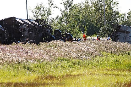 JOHN WOODS / WINNIPEG FREE PRESS
CN crews attend to a derailment on the line just east of Deacons corner Thursday, July 30, 2020. 

Reporter: ?