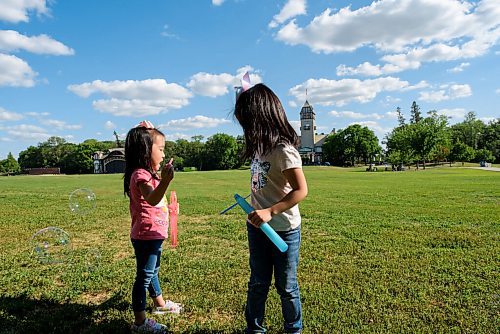 JESSE BOILY  / WINNIPEG FREE PRESS
Chelsea, left, and her sister Claire Manaig blow bubbles at Assiniboine Park on Monday. Monday, Aug. 3, 2020.
Reporter: Standup