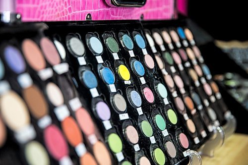 MIKAELA MACKENZIE / WINNIPEG FREE PRESS

Bulk makeup for sale at Beauty Box on Wednesday, Aug. 5, 2020. Even though the Canadian Federation of Independent Business reports that one third of Manitoba small businesses are back to normal sales, Beauty Box has lost revenues with weddings and other events and doesn't see things returning to previous levels for a while. For Temur story.
Winnipeg Free Press 2020.