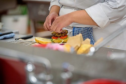 JESSE BOILY  / WINNIPEG FREE PRESS
A culinary student works on a burger at the Red River College on Wednesday. Wednesday, Aug. 5, 2020.
Reporter: Maggie