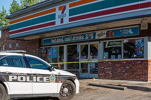 MIKE DEAL / WINNIPEG FREE PRESS
Winnipeg Police are at the 7-Eleven store on the corner of Ellice Avenue and Maryland Street Thursday morning.
Evidence markers could be seen inside the store as well as remnants from the collection of fingerprints on the inside of the front doors.
200806 - Thursday, August 06, 2020.