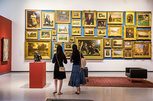 MIKAELA MACKENZIE / WINNIPEG FREE PRESS

Linjie Huang (left) and her mom, Xuelian Zhang, look at art at the WAG in Winnipeg on Thursday, Aug. 6, 2020. Even though they've lived in Winnipeg for two years, this was their first visit to the gallery. For Malak Abas story.
Winnipeg Free Press 2020.