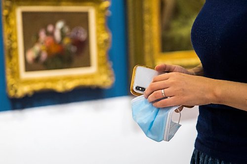 MIKAELA MACKENZIE / WINNIPEG FREE PRESS

Xuelian Zhang holds a mask while looking at art the WAG in Winnipeg on Thursday, Aug. 6, 2020. A mandatory mask policy will be taking effect at the gallery. For Malak Abas story.
Winnipeg Free Press 2020.