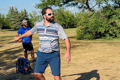 JESSE BOILY  / WINNIPEG FREE PRESS
Dan Cote tees off at the Kilcona Park Disc Golf course on Thursday. Thursday, Aug. 6, 2020.
Reporter: Aaron Epp