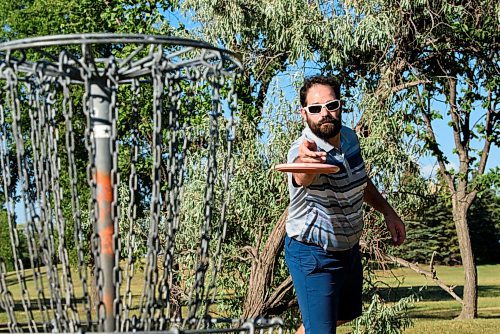 JESSE BOILY  / WINNIPEG FREE PRESS
Dan Cote tosses a disc at the basket at the Kilcona Park Disc Golf course on Thursday. Thursday, Aug. 6, 2020.
Reporter: Aaron Epp