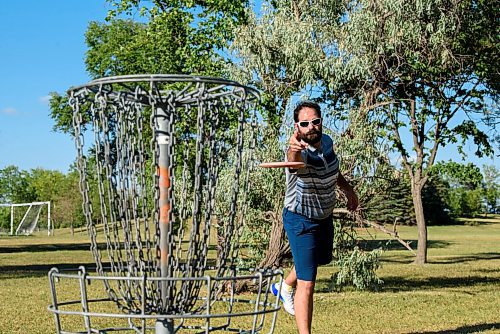 JESSE BOILY  / WINNIPEG FREE PRESS
Dan Cote tosses a disc at the basket at the Kilcona Park Disc Golf course on Thursday. Thursday, Aug. 6, 2020.
Reporter: Aaron Epp