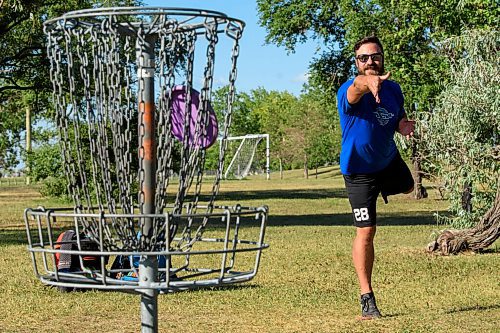 JESSE BOILY  / WINNIPEG FREE PRESS
Nolan Kerr tosses a disc at the basket at the Kilcona Park Disc Golf course on Thursday. Thursday, Aug. 6, 2020.
Reporter: Aaron Epp