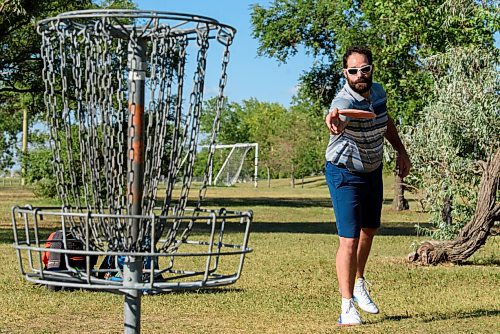 JESSE BOILY  / WINNIPEG FREE PRESS
Dan Cote tosses a disc at the basket at the Kilcona Park Disc Golf course on Thursday. Thursday, Aug. 6, 2020.
Reporter: Aaron Epp