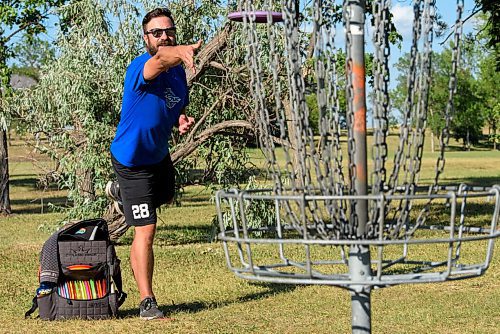 JESSE BOILY  / WINNIPEG FREE PRESS
Nolan Kerr tosses a disc at the basket at the Kilcona Park Disc Golf course on Thursday. Thursday, Aug. 6, 2020.
Reporter: Aaron Epp