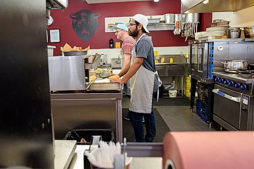 JESSE BOILY  / WINNIPEG FREE PRESS
Nick Graumann, owner of Nicks on Broadway, waits for an order with his cook Sarifal Ridoy at his restaurant on Friday. Friday, Aug. 7, 2020.
Reporter: Sanderson