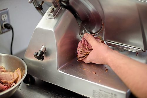 JESSE BOILY  / WINNIPEG FREE PRESS
Nick Graumann, owner of Nicks on Broadway, slices a roast for his beef dip sandwiches at his restaurant on Friday. Friday, Aug. 7, 2020.
Reporter: Sanderson