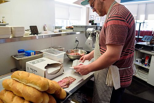 JESSE BOILY  / WINNIPEG FREE PRESS
Nick Graumann, owner of Nicks on Broadway, portions out his sliced roast at his restaurant on Friday. Friday, Aug. 7, 2020.
Reporter: Sanderson