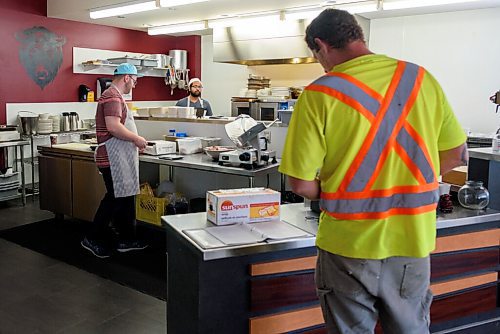 JESSE BOILY  / WINNIPEG FREE PRESS
Nick Graumann, owner of Nicks on Broadway, prepares an order for a costumer at his restaurant on Friday. Friday, Aug. 7, 2020.
Reporter: Sanderson