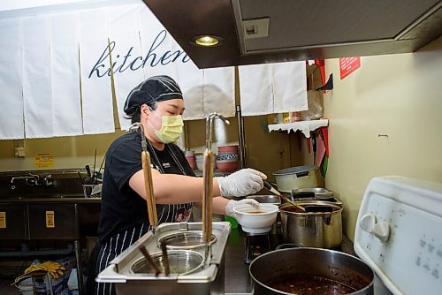 JESSE BOILY  / WINNIPEG FREE PRESS
Mandy Yin, chef at Suo Fen noodles, cooks some of the shops famous gold medal spicy beef noodle soup at their restaurant on Academy on Friday. Friday, Aug. 7, 2020.
Reporter: