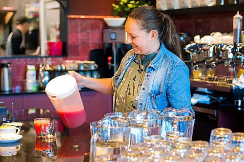 MIKAELA MACKENZIE / WINNIPEG FREE PRESS

Dana Cherski, who owns Juneberry along with three others, pours drinks at the new breakfast/lunch spot in Winnipeg on Monday, Aug. 10, 2020. The restaurant has been hopping since opening in July -- no small feat amid a pandemic. For Jen Zoratti story.
Winnipeg Free Press 2020.