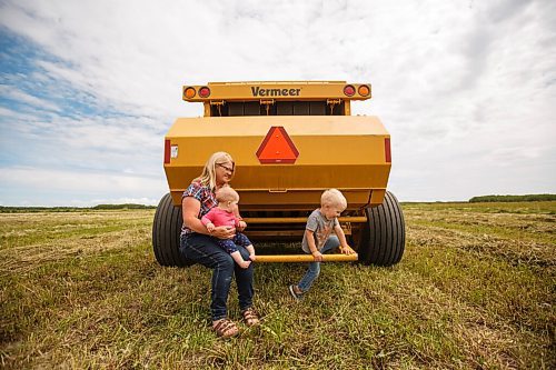 MIKE DEAL / WINNIPEG FREE PRESS
Farm project - The Tapley farm
Louise Blair looks after her grandkids, Jocelyn, 6 months, and Walker, 2, while parents Graham and Kristine Tapley cut and bail hay.
200720 - Monday, July 20, 2020.