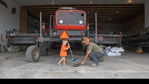 MIKE DEAL / WINNIPEG FREE PRESS
Farm project - Penners
Colin Penners farm with his family.
Colin Penner with his son Everett sweeping the shop.
200710 - Friday, July 10, 2020.