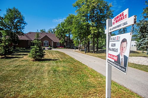 MIKAELA MACKENZIE / WINNIPEG FREE PRESS

A "for sale" sign in front of the 37 Kings Dr. (the U of M president's house) in Winnipeg on Tuesday, Aug. 11, 2020. The board of governors decided to do away with the tradition sell the home earlier this year.
Winnipeg Free Press 2020.