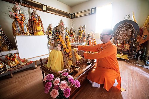 JOHN WOODS / WINNIPEG FREE PRESS
Dr Shiv Prasad Shastri, in front of a statue of Ganesh and other idols, is photographed prior to a religious service at Manitoba Hindu Dharmik Sabha in Winnipeg Tuesday, August 11, 2020. 

Reporter: ?