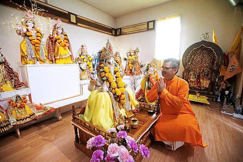 JOHN WOODS / WINNIPEG FREE PRESS
Dr Shiv Prasad Shastri, in front of a statue of Ganesh and other idols, is photographed prior to a religious service at Manitoba Hindu Dharmik Sabha in Winnipeg Tuesday, August 11, 2020. 

Reporter: ?