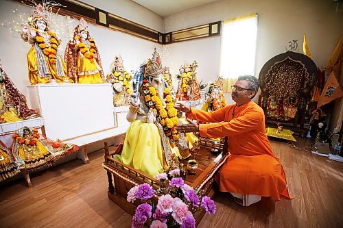 JOHN WOODS / WINNIPEG FREE PRESS
Dr Shiv Prasad Shastri, in front of a statue of Ganesh and other idols, is photographed prior to a religious service at Manitoba Hindu Dharmik Sabha in Winnipeg Tuesday, August 11, 2020. 

Reporter: ?