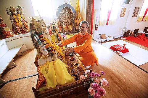 JOHN WOODS / WINNIPEG FREE PRESS
Dr Shiv Prasad Shastri, in front of a statue of Ganesh and other idols, is photographed prior to a religious service at Manitoba Hindu Dharmik Sabha in Winnipeg Tuesday, August 11, 2020. 

Reporter: ?